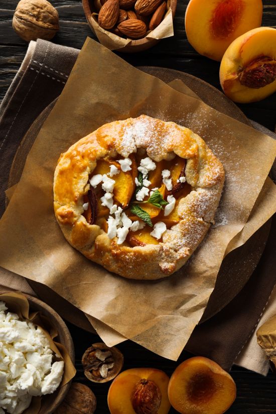 Pfirsich-Galette mit Ziegenfrischkäse und Honig