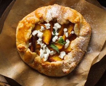 Pfirsich-Galette mit Ziegenfrischkäse und Honig
